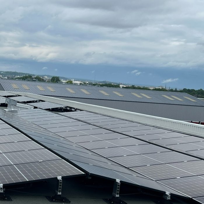 426 panneaux installés par Apj Solar Un champ de panneaux solaire à proximité de Dijon en Cote d'Or