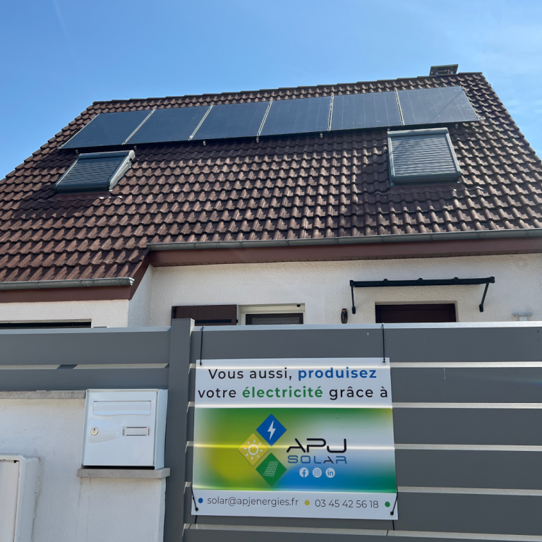 APJ Solar a installé une micro station solaire de 3kwc à Dijon Une maison avec des panneaux solaires posés par APJ SOLAR