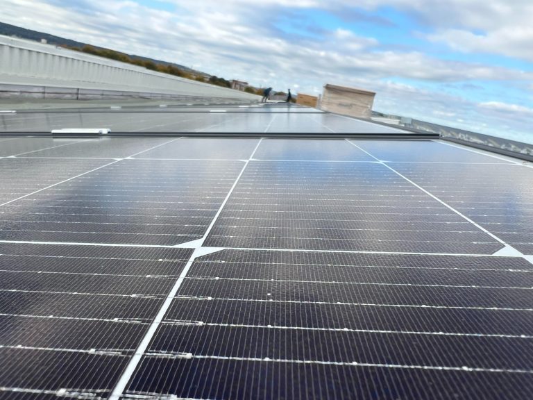 426 panneaux photovoltaiques installés par APJ SOLRA un champ de 426 panneaux photovoltaïques